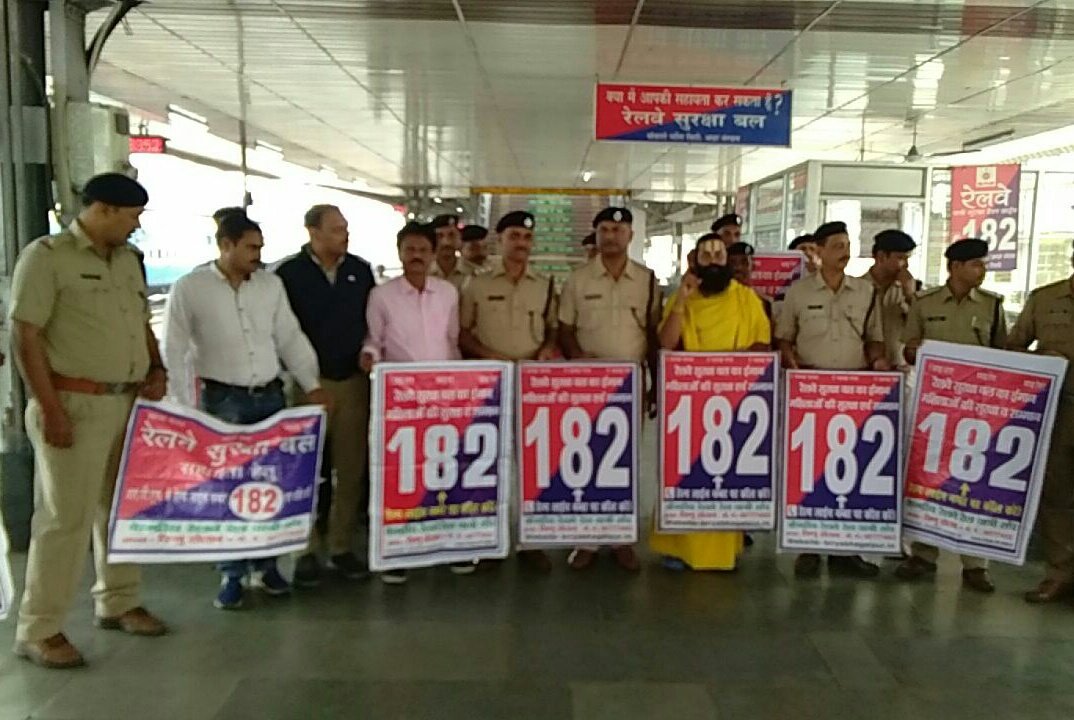 rpfbokaro's tweet photo. दिनांक 09-11-17 को  #bscity  रेलवे स्टेशन पर केंद्रीय रेलवे रेल यात्री संघ व @rpfbokaro प्रभारी एस के सिन्हा, एल बी यादव, कुमार राजीव, निरीक्षक अपने सहयोगी दल के साथ, रेल यात्री जागरुकता अभियान चलाया, जिसमें अखिल भारतीय रेल सुरक्षा हेल्पलाइन सं 182 के बारे में जानकारी दी गई। https://t.co/u22l0urphB