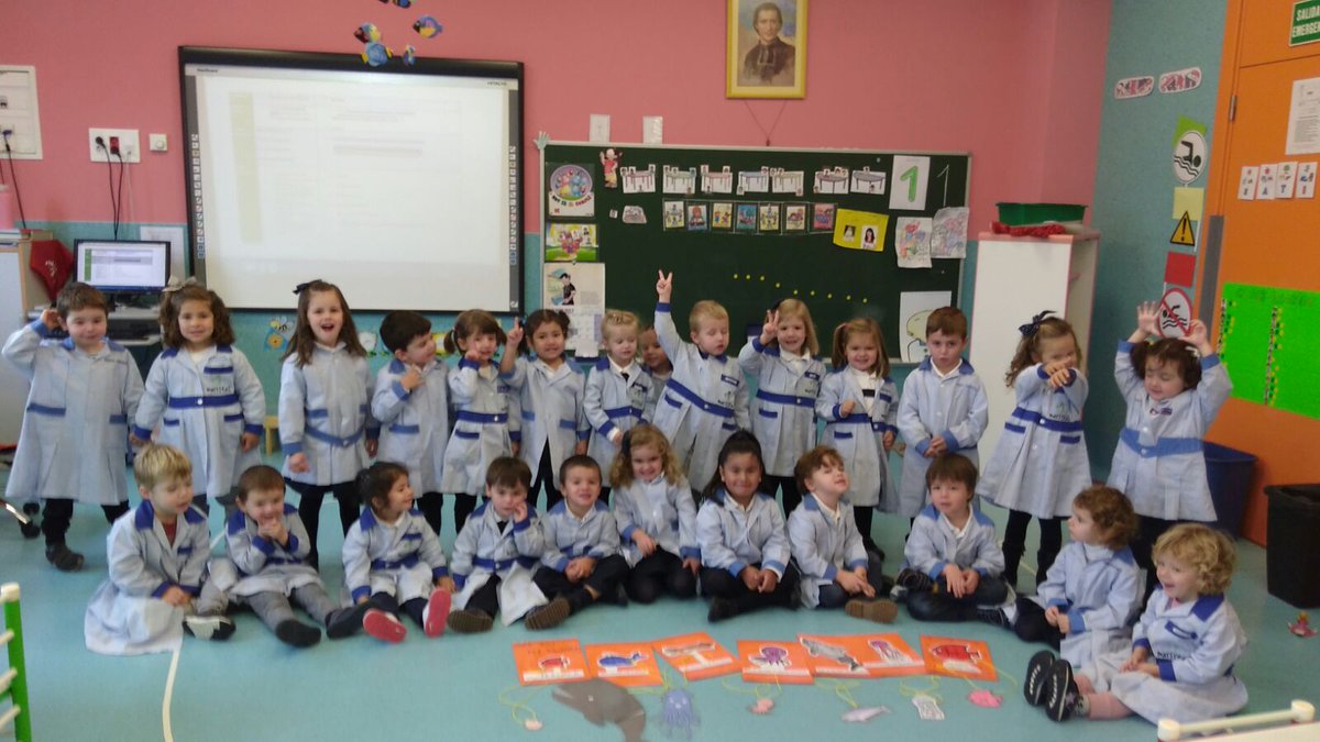 maristas_sarri's tweet photo. L@s alumn@s de 1° de infantil aprenden a contar cuentos en inglés y los dramatizan imitando a los diferentes personajes 🎭 🇬🇧 https://t.co/m1IARzw5Vr