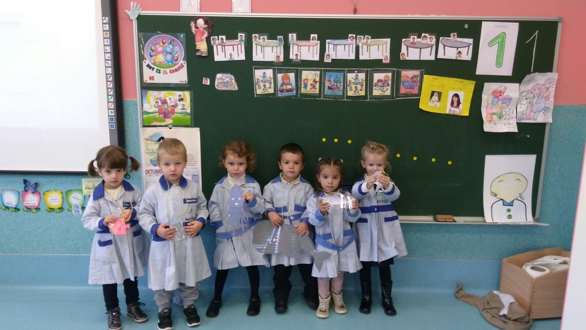 maristas_sarri's tweet photo. L@s alumn@s de 1° de infantil aprenden a contar cuentos en inglés y los dramatizan imitando a los diferentes personajes 🎭 🇬🇧 https://t.co/m1IARzw5Vr