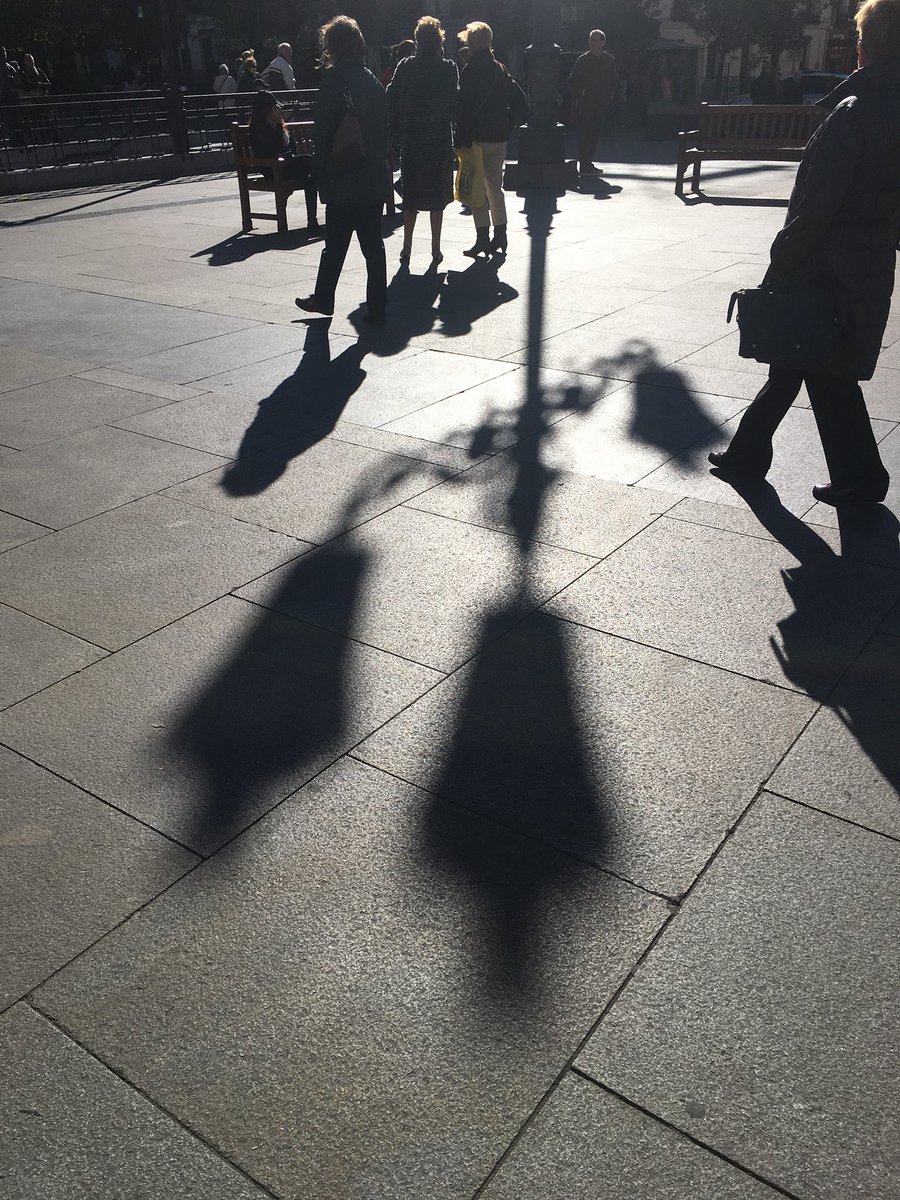 sombras nada mas...en la plaza de Ópera Madrid. En el día de la Virgen de la Almudena. Sol intenso, brisa y frió.