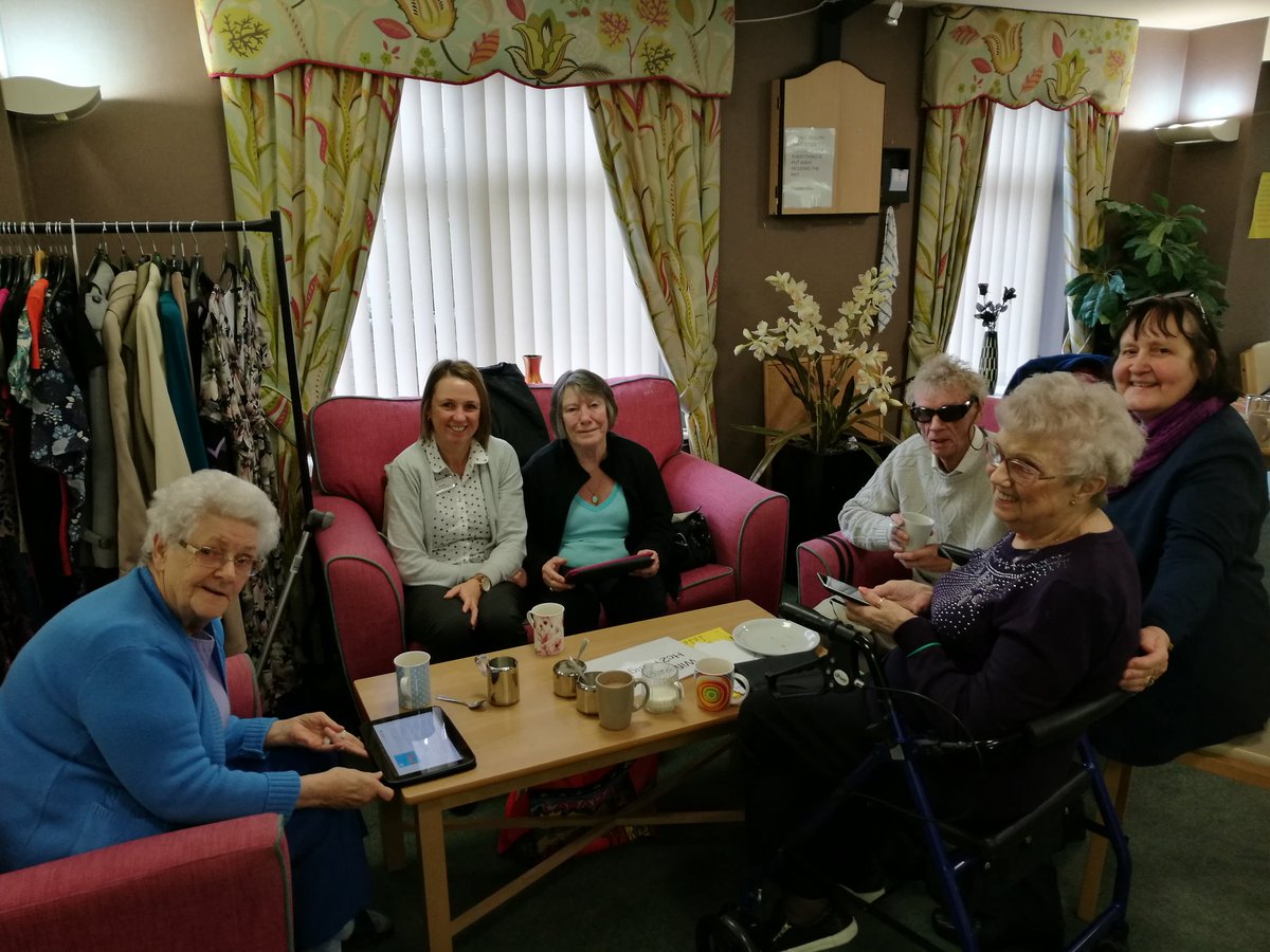 Issie_H21's tweet photo. Residents whizzing on our wifi @HousingCare21 @OldhamCouncil #CIW17 #communityimpactweek #olderpeople #gettingonline https://t.co/bWfafihP80