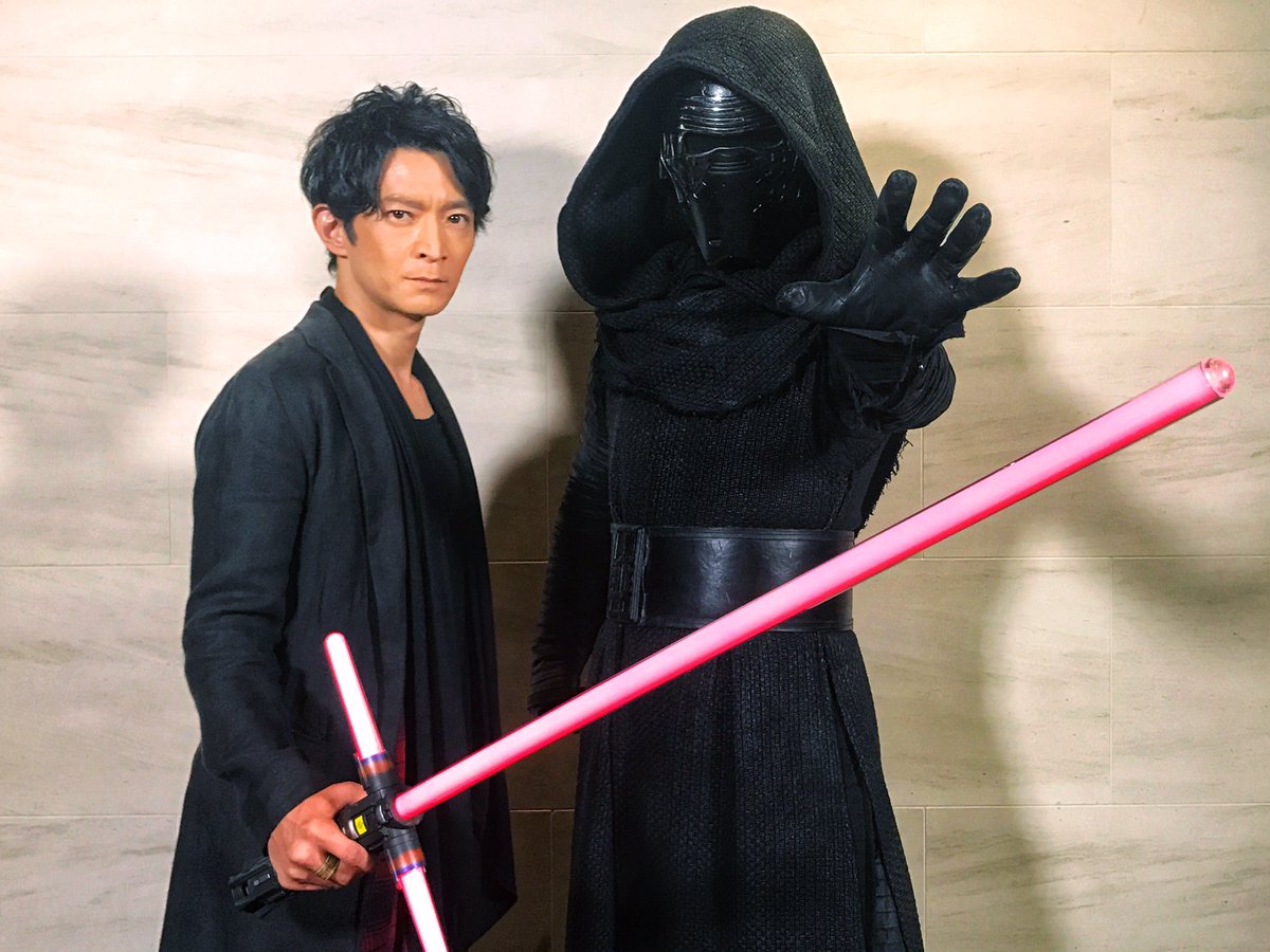 ディズニー スタジオ Ar Twitter カイロ レンの吹替え声優 津田健次郎さんとカイロ レンの貴重なツーショット 会場のファンの皆さんも大盛り上がり 本日 全国に先駆けて スターウォーズ フォースの覚醒 の復習上映会が行われました 復習上映は11 11
