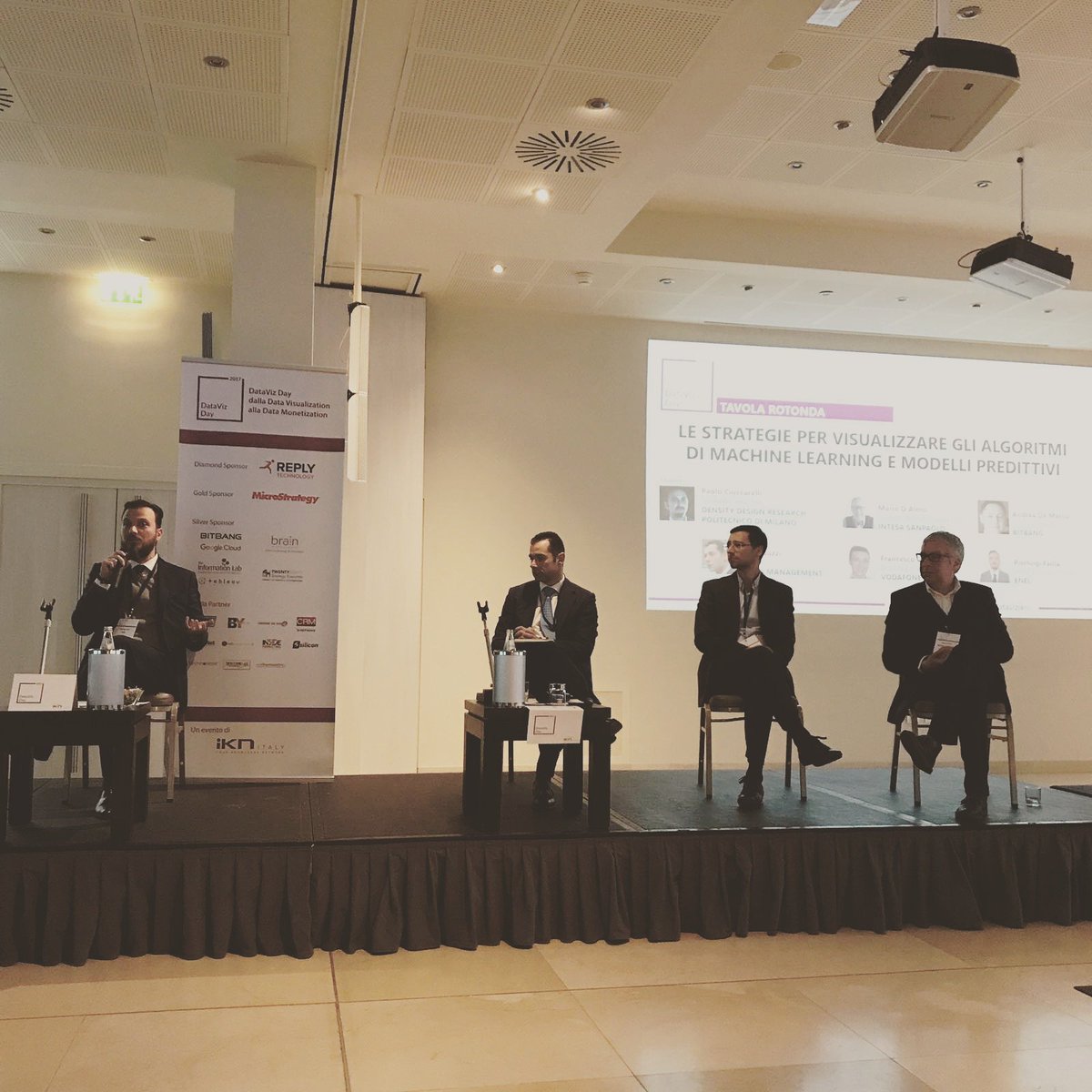 GCI_IT's tweet photo. Round Tavola Rotonda. @BuzziDario: "L'innovazione tecnologica ha cambiato il paradigma di costruzione del Dato negli ultimi 5 anni. Il Dato diventa elemento reale nella vita di tutti noi. Fondamentale è l'educazione al cambiamento #DatavizDay #datavizkn #BrainManagement https://t.co/OEV6UcmHbp