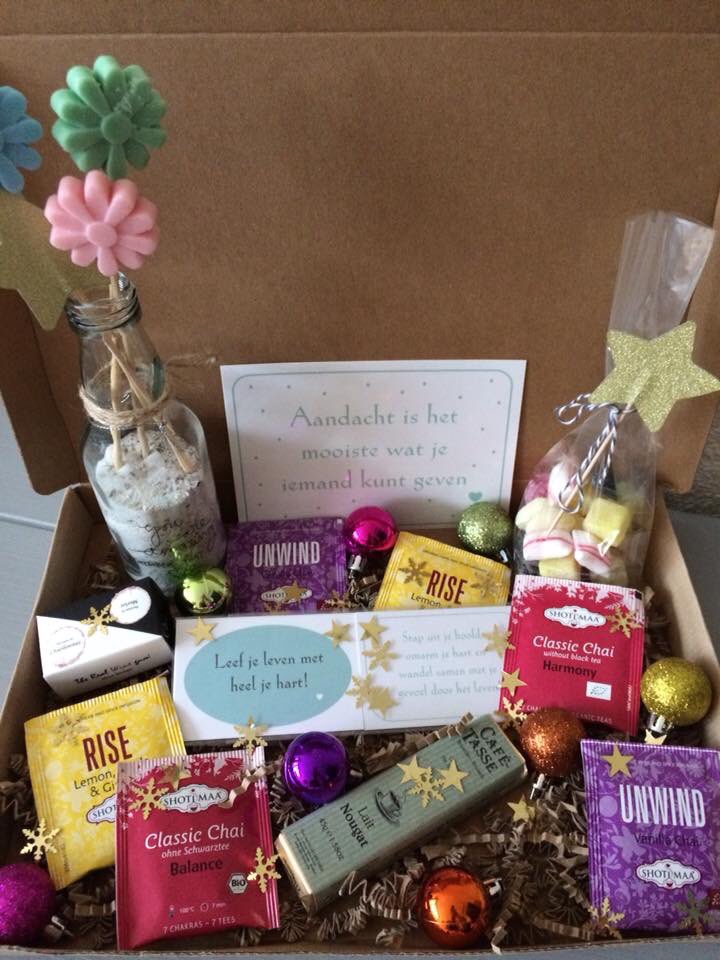 YSecretFriend's tweet image. Hij is er weer! Ons kerstpakketje! Een heerlijk pakket met 3 verrassingsmomenten voor iedereen die tussen kerst en oud en nieuw wel wat extra aandacht kan gebruiken! Nu te bestellen voor € 29,95 op yoursecretfriend.nl/pakketten/spec…