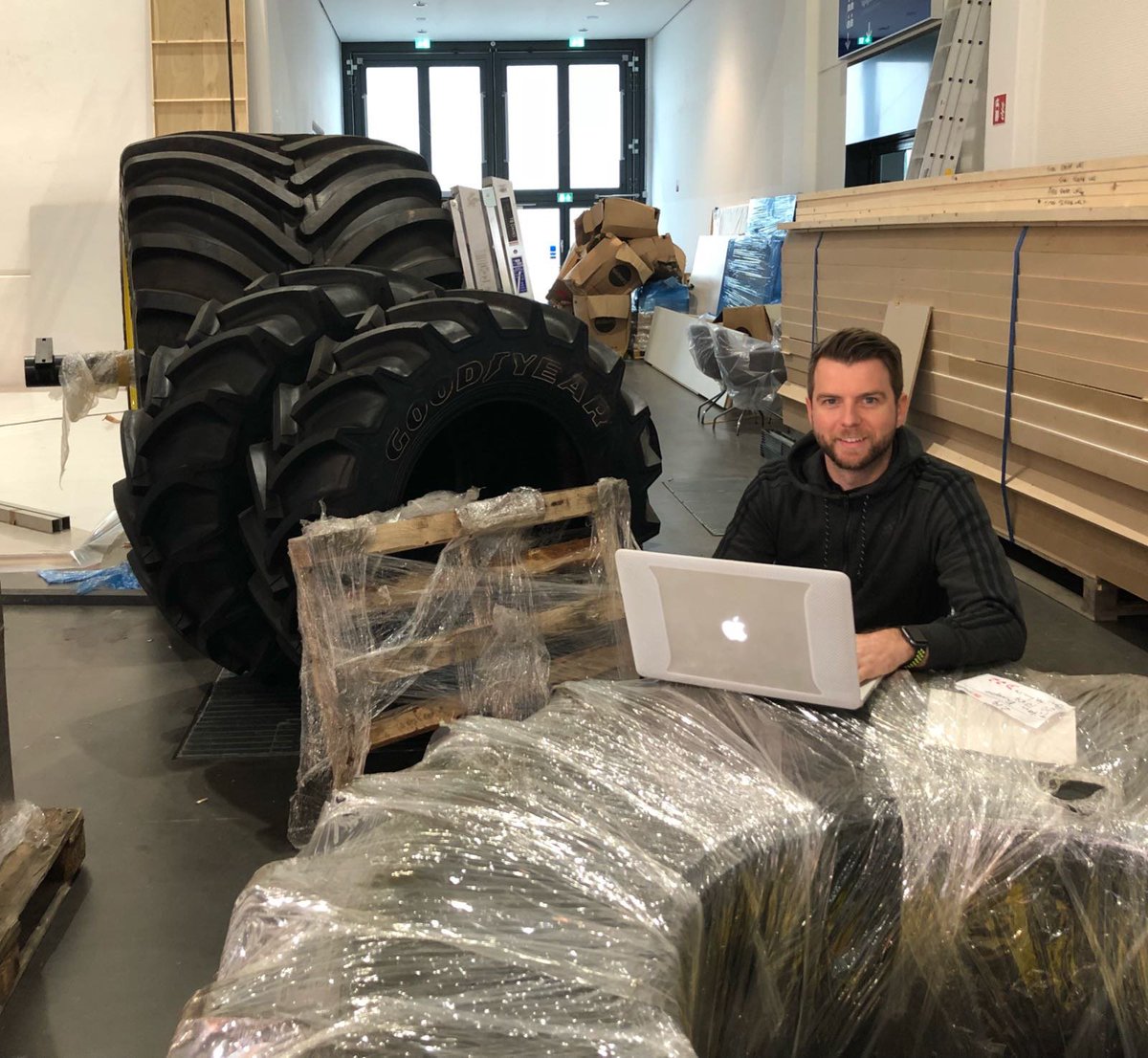 WRG_inizio's tweet photo. Our lovely @dec_tweet improvising onsite @AGRITECHNICA...who knew a @GoodyearFarm tyre could double up as a table?! #GoodyearAg #GoodyearFarm #WRGenvironments #eventprofs #tyres https://t.co/a8Wts6iQBG