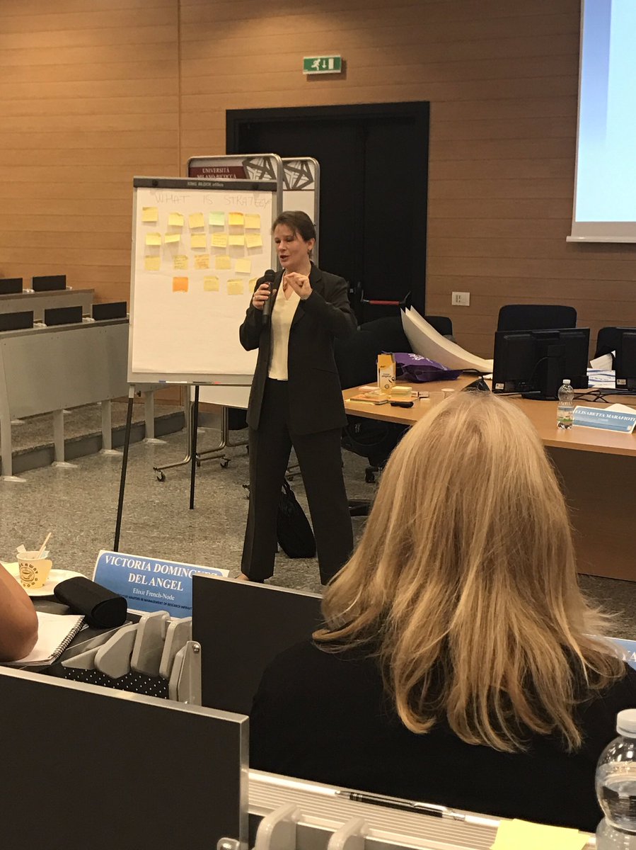 IsabelBolliger's tweet image. Jennifer Edmon explains the #added_value of @DARIAHeu at the @MasterEMMRI! How great to get such first hand insights!