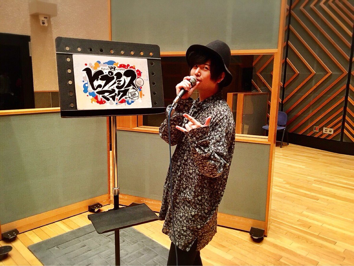 hypnosismic's tweet photo. 【NEWSアーイ🙌】
「カンカン帽被り勘ぐる性分？
真偽珍奇に佇み恭順」

夢野幻太郎こと斉藤壮馬(@SomaStaff)
最高そうだ
ポーズは対称 📔から🎤
夢 幻 嘘なんかじゃない👋🏻

NEWSアーイ🙌のツイートに勘ぐる性分？
https://t.co/tmXXIoBHY7 https://t.co/0K8jZtEiDM