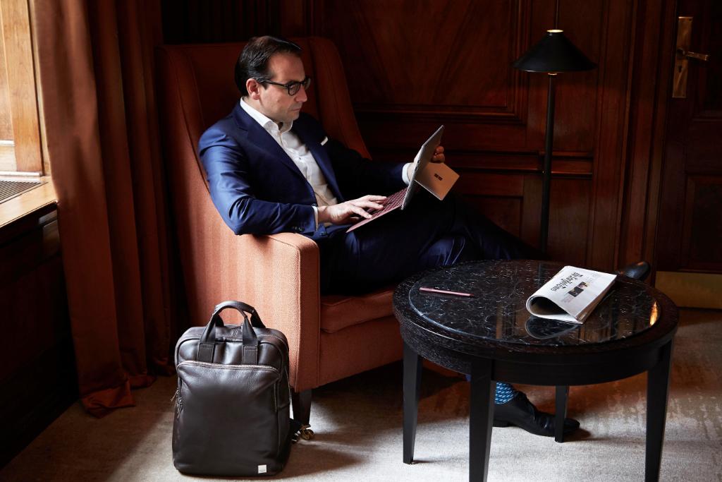 "It's important to have a variety of places to work from"@OliBarrett - part of our 'People of Action' with @knomohttps://www.knomobags.com/uk/blog/people-of-action-oli-barrett