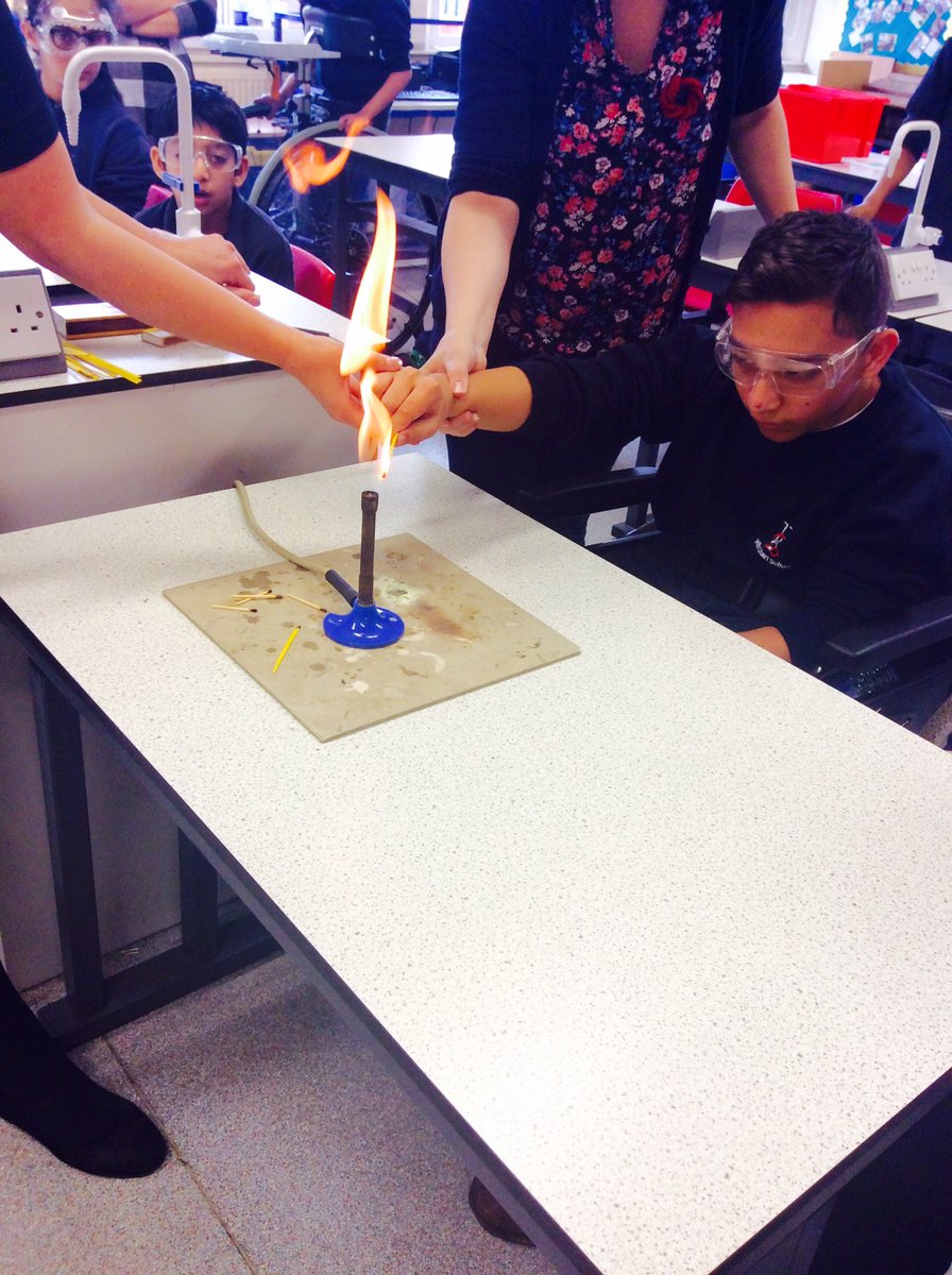 wilsonstfeed's tweet photo. #wsnewton using the Bunsen Burner safely🕯🤓#wsscience #wssecondary https://t.co/h9GnrYQ4m3
