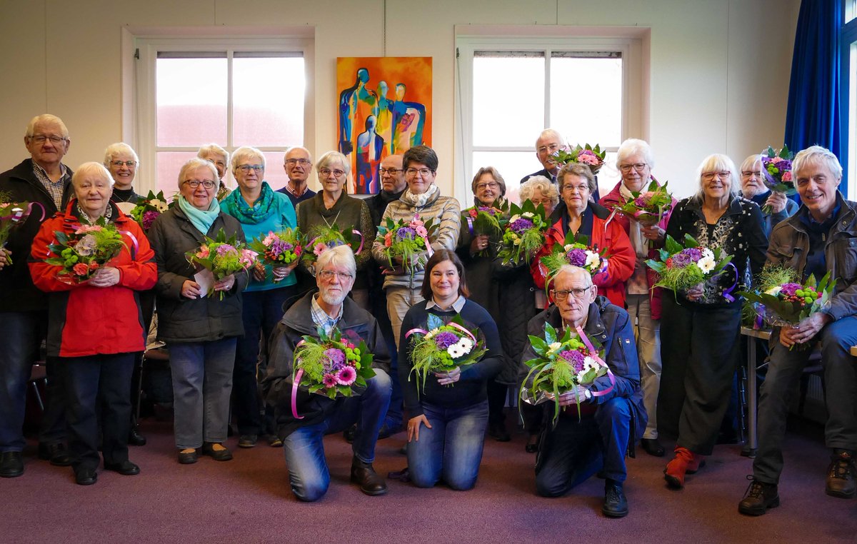 Vrijwilligers van <a href="/TorionHaren/">Torion Welzijn Haren</a> brengen vandaag bloemen en informatie aan mantelzorgers in Haren. #DagvandeMantelzorg