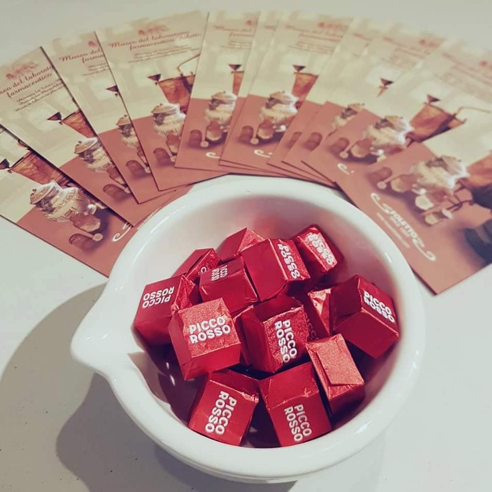 liquorifoletto's tweet photo. Cioccolatini al Liquore Picco Rosso
Finissimo cioccolato fondente al 61%, con ripieno morbido al cioccolato bianco e Picco Rosso.
Setosi al tatto, aromatici all'olfatto, croccanti all'udito, intriganti alla vista, equilibrati ed eleganti al gusto.
#foletto #piccorosso
#Christmas https://t.co/Z8L48MPixA