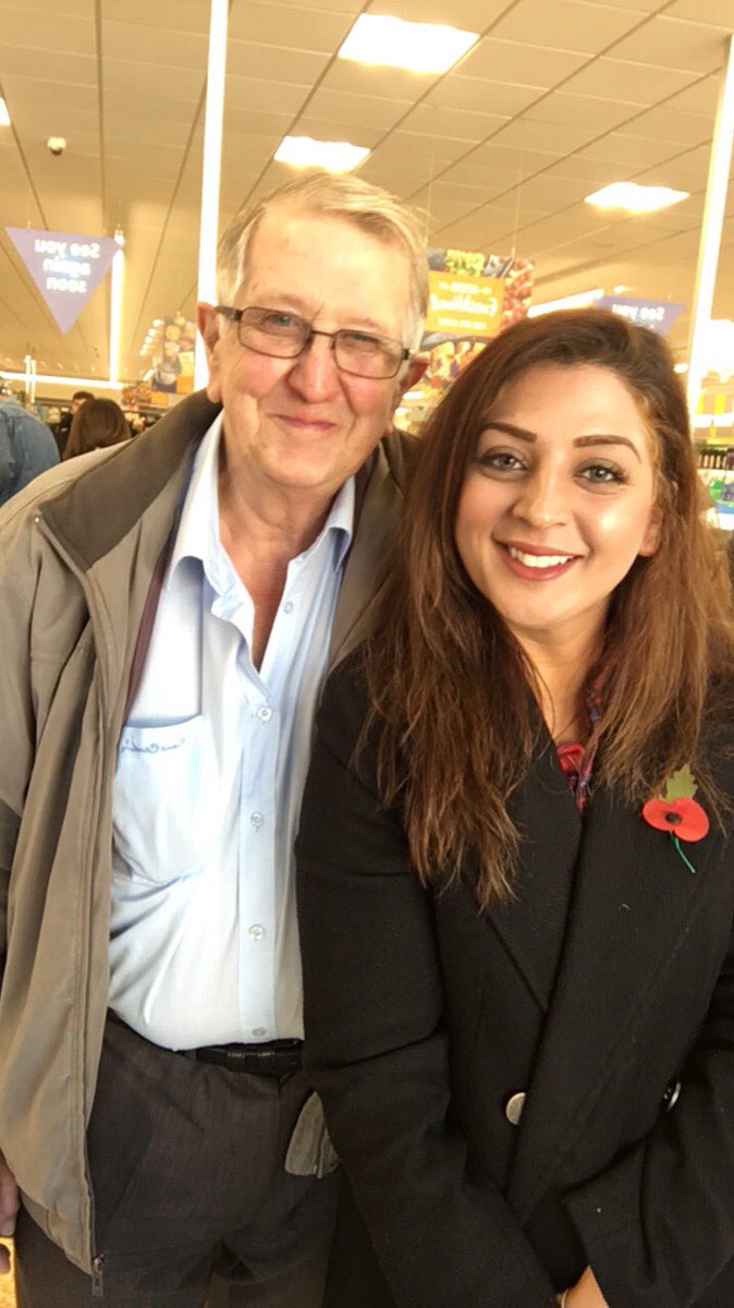 Wonderful to see my friend Richard Aslin😁 whilst selling poppies! #residentsarefriends <a href="/LianPate/">Lian Pate ☕️</a> <a href="/burnleycouncil/">Burnley Council</a>