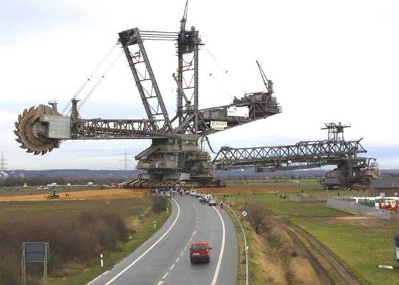 alen_peter's tweet photo. Studenten #weareenergietechnologie #tm_emgeel zagen de grootste graafmachine ter wereld in werking: bagger288 #wearegeel #ThomasMore 240000 ton bruinkool per dag. Wel niet de ecologischste ontginning 🤔 https://t.co/BiiVmLYaB9