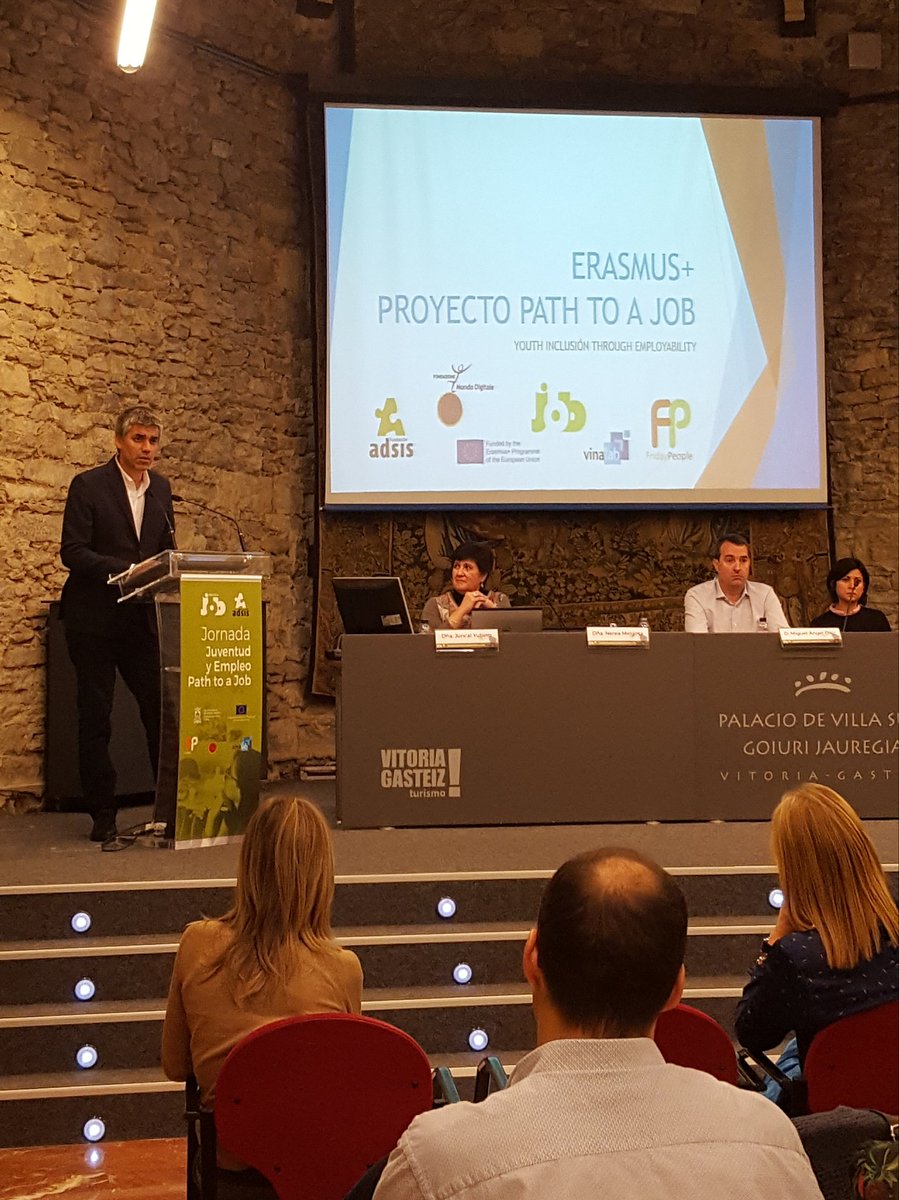FundacionAdsis's tweet photo. "Cualquier esfuerzo que hagáis ahora es una clave que -cuando seáis mayores- notaréis que habrá merecido la pena" comparte Iñaki Prusilla con nuestros jóvenes, a propósito de la formación profesional #PathToAJob https://t.co/dugDzM0B2q