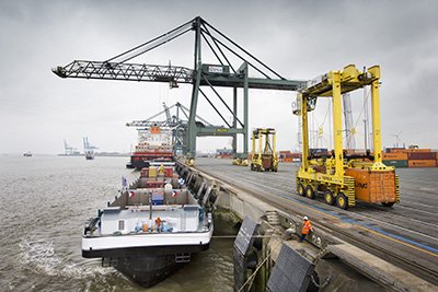Havengemeenschap neemt acties voor efficiëntere afhandeling #containerbinnenvaart, digitalisering, planning, consolidatie, havenarbeiders en dedicated ligplaatsen staan centraal #binnenvaart: bit.ly/2yKp7kJ