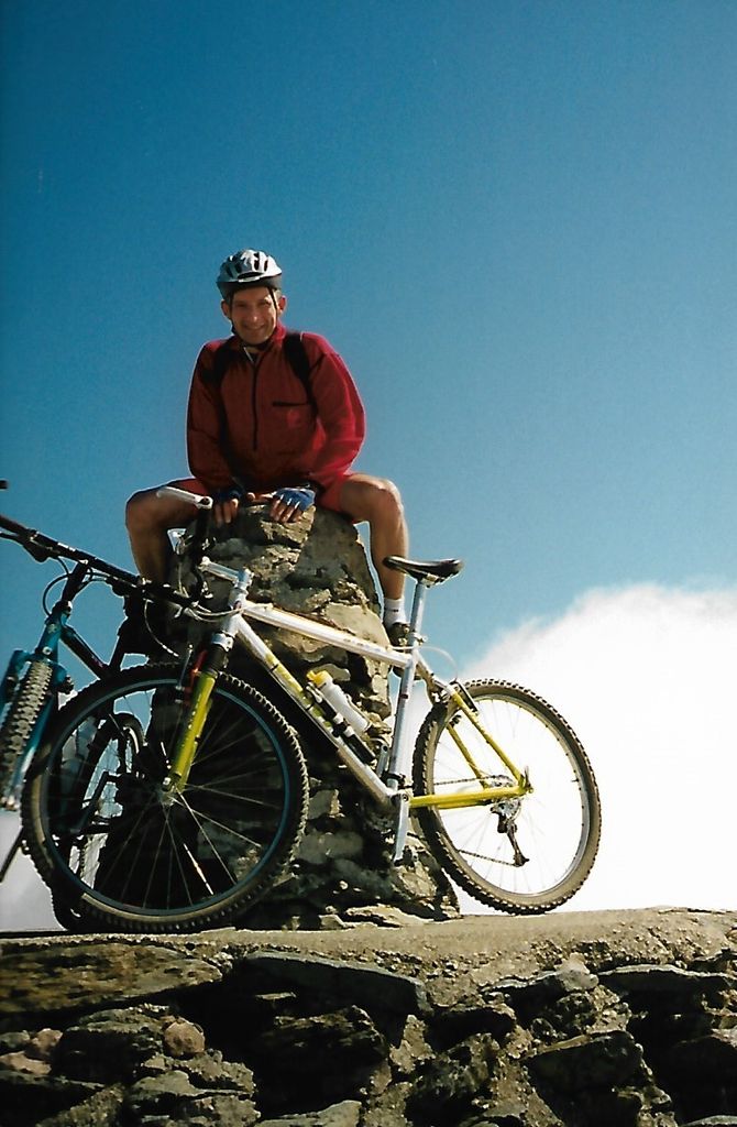 20sixmtb's tweet photo. The Senior of the Knight Brothers atop Snowdon 1998
#retrobike #racing #MTB #chilternhills #Summit26 #summitmtb #mountainbiking https://t.co/NaNTefv5NV