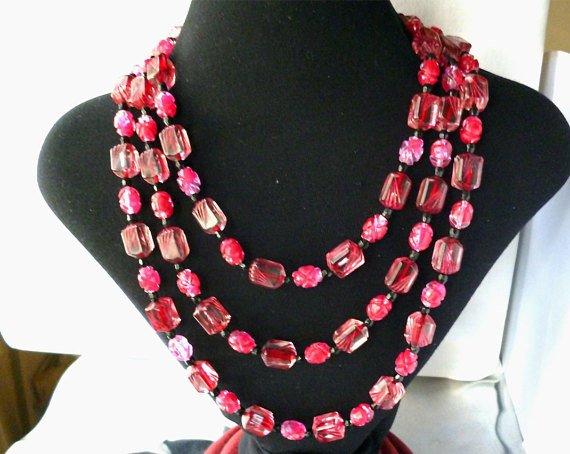 dezdmc1981's tweet photo. Vintage Clear Lucite Red Carved Bead Flapper Art by JustSparkles https://t.co/yr0hNTNmXO #lucitebeads #flapperart #flapperjewelry #sparkles #shopping https://t.co/IUUFHZjJJ2