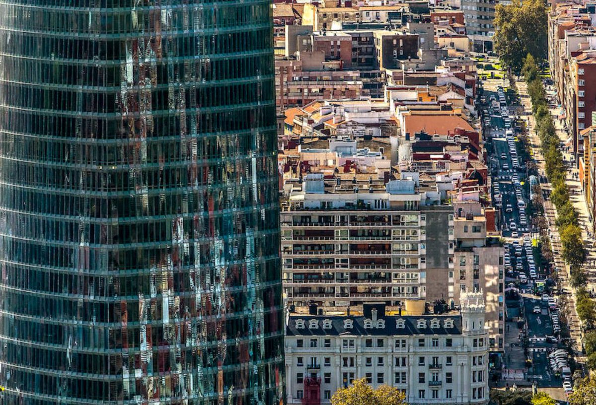elcorreo_com's tweet photo. FOTOS 📷: Europa se rinde a #Bilbao: Así es la ciudad galardonada anoche en #Londres como mejor ciudad europea 2018 a vista de teleobjetivo 
https://t.co/eQfTV1cqFu https://t.co/aa0vgf1s7m