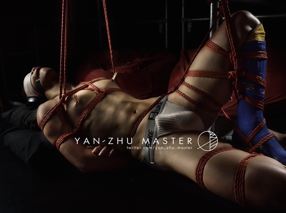 yan_zhu_master's tweet photo. 拋開身而為人的最後理智
在感官被剝奪的寂黯中
把自己完全交給主

主會好好獎賞
奴這獻身的勇氣

帶奴前去
那個墮落/失德/羞恥/下賤的
更加黑暗的世界

#繩縛調教 https://t.co/kU8oIFvYM1
