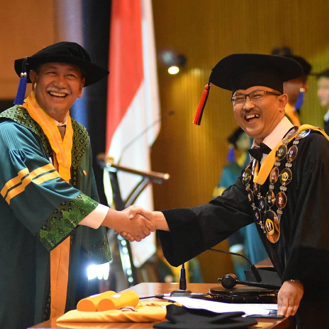 Deddy_Mizwar_'s tweet photo. Alhamdulillah, kemarin saya diwisuda S2 Magister Ilmu Pemerintahan, Fakultas Ilmu Sosial dan Ilmu Politik, Universitas Padjadjaran, Bandung. 
Terima kasih kpd semua pihak yang sudah mensupport saya sehingga dapat selesainya studi S2 saya ini. https://t.co/5ZJnO4z8Tp