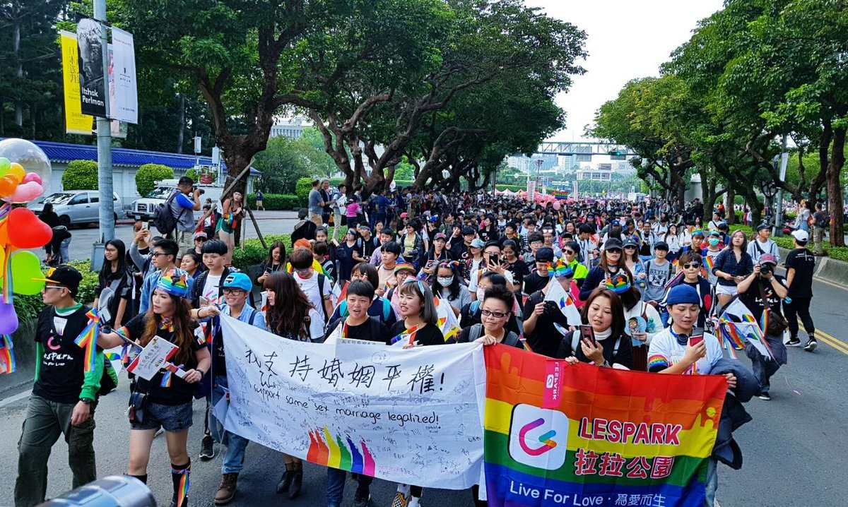 Lesparklespark's tweet photo. 🌈【勇敢牽伴，真愛無畏】👭
2017 台中同志大遊行，將在11/18 週六舉行，你準備好，為愛挺身而出了嗎？
LesPark拉拉公園
支持每個勇敢前行的你們，用行動為LGBT發聲💪🏼

📱一鍵註冊安裝LesPark還將獲得專屬禮物哦https://t.co/zHPnixYsa9 https://t.co/phdJfNLsCk
