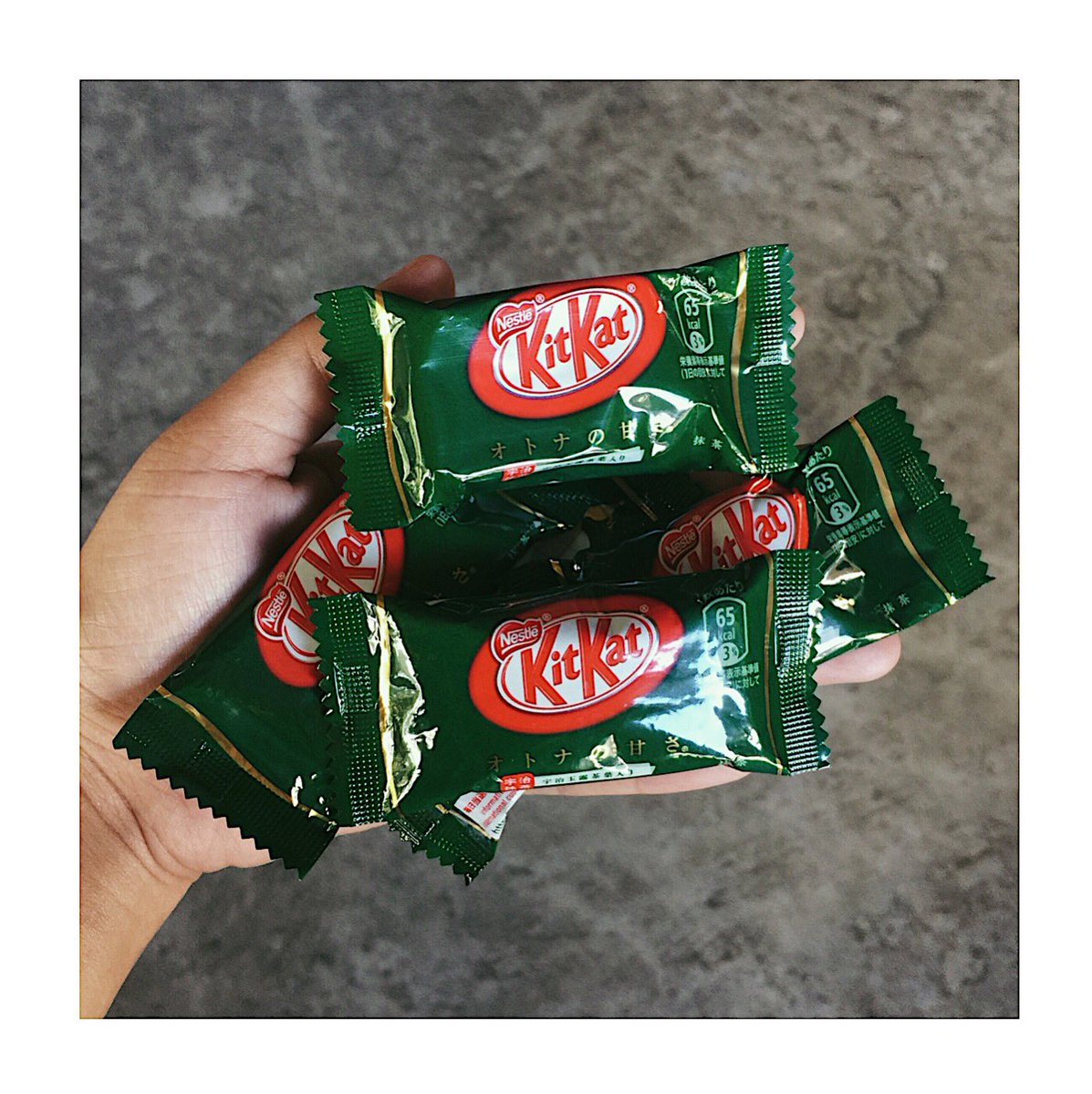 tweety_jalz's tweet photo. After a long tiring day, green tea kitkat makes the stress go away! #happypill #kitkatgreentea #kitkat #addiction 💚 https://t.co/kFQTFu3ua9