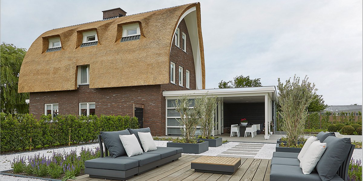[ Eén woning, twee smaken ]

Vrijstaande villa met een speelse vormgeving!
theartofliving.nl/woning-twee-sm…

Architect: <a href="/BrandBBA/">Brand BBArchitecten</a> 
#villa #vormgeving #interieurdesign #rietendak