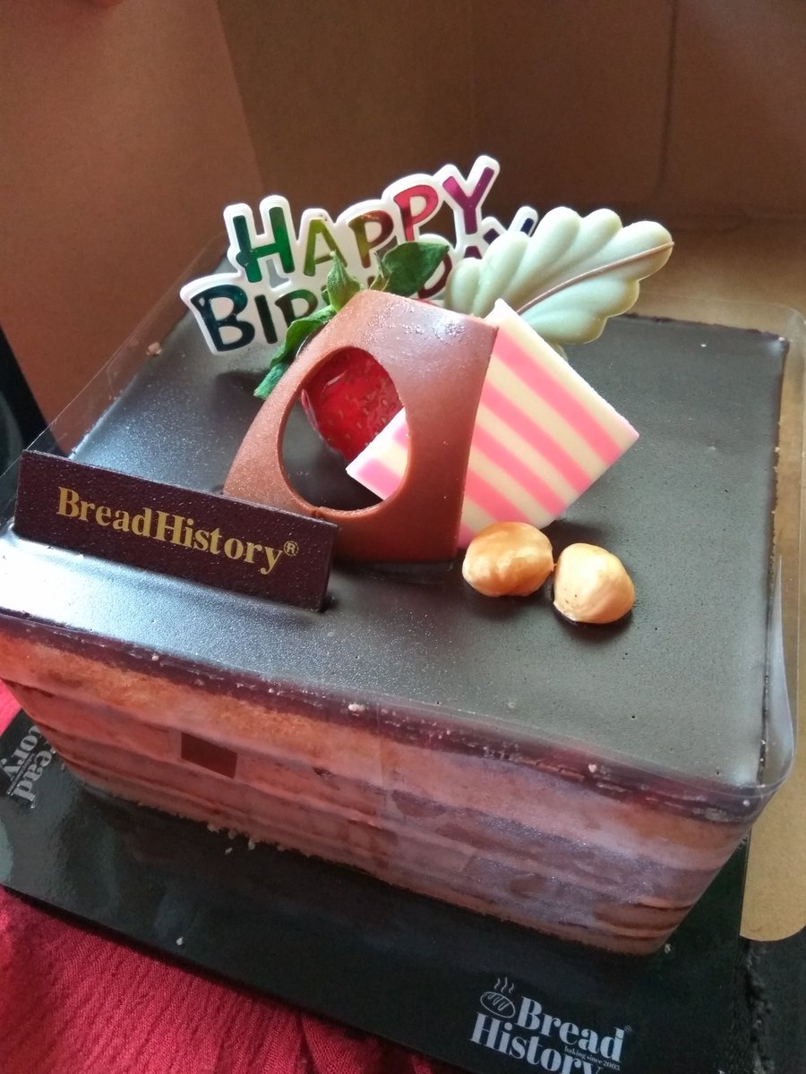 ira_nadhirahz's tweet photo. Aikkk birthday xhabis lagi 🎊🎇
Mr. 💗💗💗 surprise bagi kek plak 🎂😘
#thanks #mrluv #luvkhalil #khalilira #opera #breadhistory https://t.co/K2ECPhpzCf