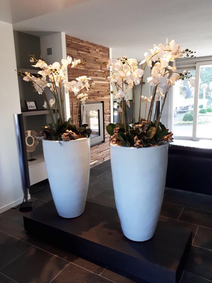 Finishing touch styling! Prachtige hoge potten gevuld met orchideeën! Tevreden klant!