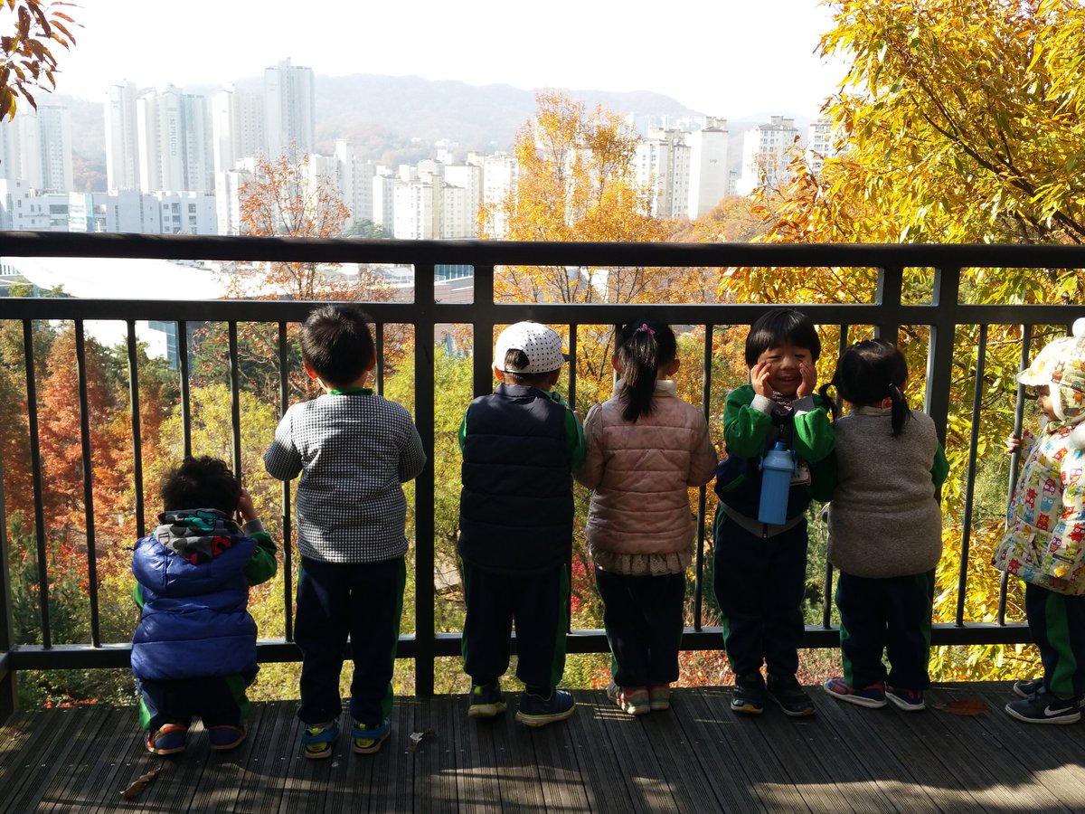 #성남시국공립고등동복지관어린이집
만2세반 친구들과 금토산으로 숲체험을 다녀왔어요..화창한 날씨에 알록 달록한 나무들  바닥에 수북히 쌓인 나뭇잎들로 가을 산을 경험해 보았답니다..
