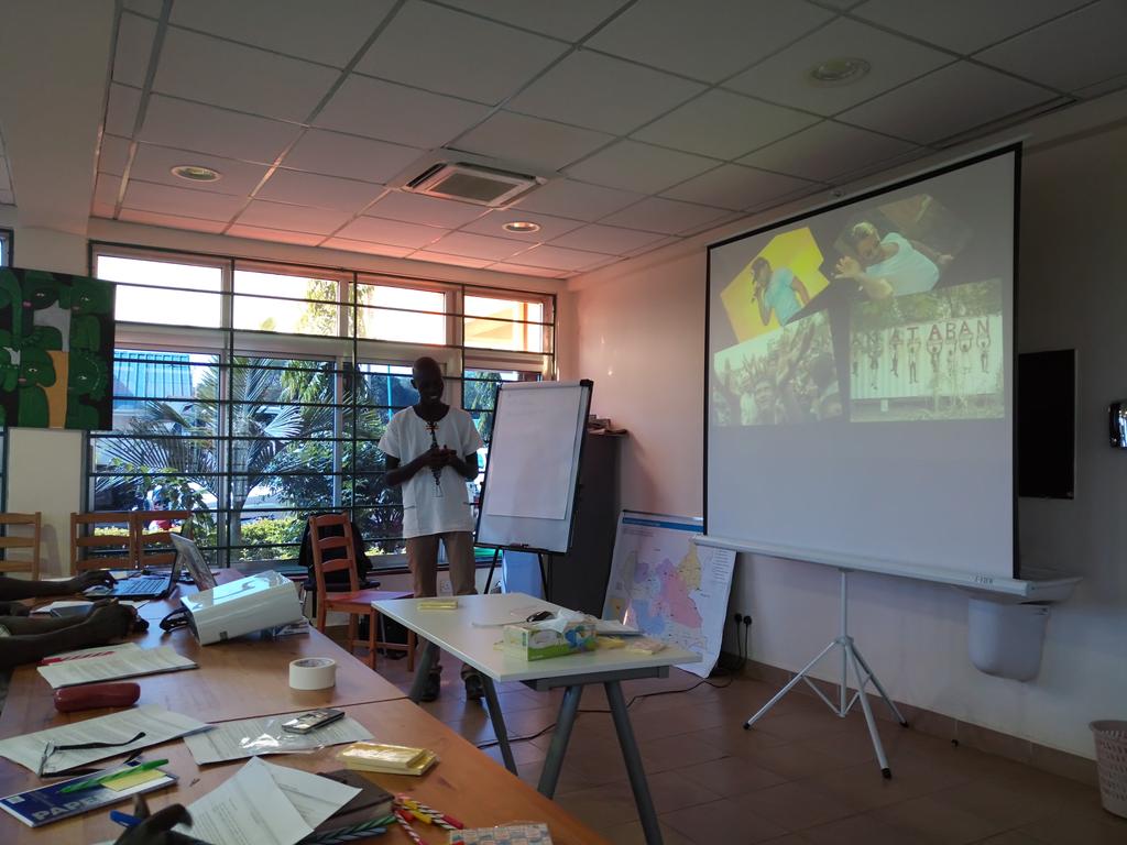 nelsonkwaje's tweet photo. Digital media training for National NGOs in #SouthSudan. 
Facilitating a session on the impact of digital media and the opportunities for small NGOs. https://t.co/J1ukhBAmwT