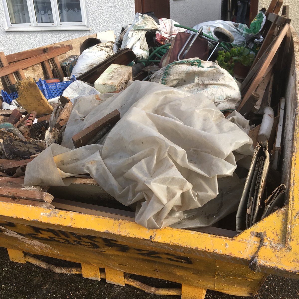 redroof_emma's tweet photo. House &amp; garage cleared #TeamREDS #environmentdecontamination #helpingthosewhocant https://t.co/k7229mpo5N https://t.co/PqPdxl6ioW