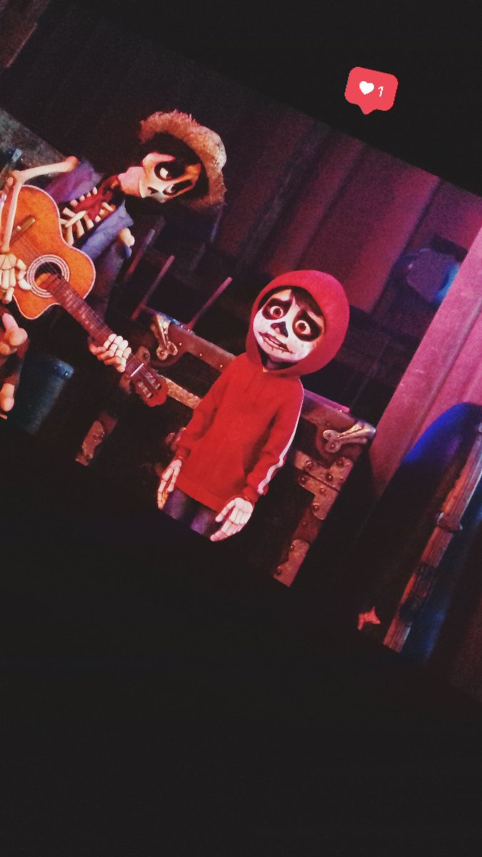 EsmeRamireez's tweet photo. Desde que escuché el intro de Disney en mariachi,
Me enamoré. 

La música impresionante, me ponían la piel de gallina.

Arte puro, que felicidad que admiren internacionalmente las bonitas tradiciones de nuestro país, del país en general.

Que gama de emociones nos regaló "Coco"❤ https://t.co/UG2F9Paor8