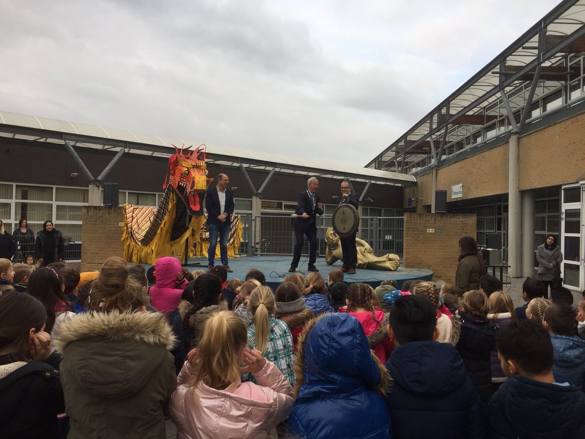 vdreest's tweet photo. Met een ferme klap op de gong met de burgemeester #Goes-Azië-dagen geopend op  Holtkampschool in Goes. https://t.co/0EOlP85cze