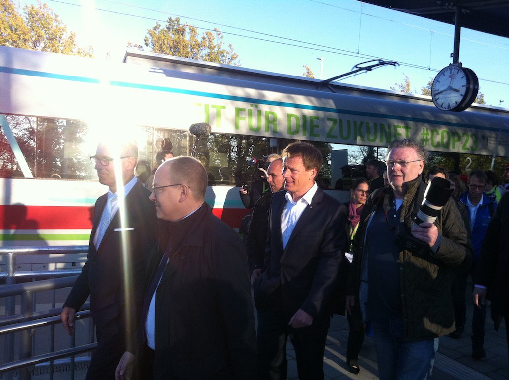 naturtrip's tweet photo. Zügig voran beim Klimaschutz – naturtrip macht Ausflug im #TraintoBonn zur Klimakonferenz mit Bahnchef und Umweltministerin und @bmub @DB_Presse @Schienenallianz @bund_net @VCDeV @Stiftung2Grad #COP23 https://t.co/EdHJQg4A8r