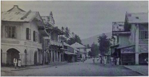 Sudut Kota Payakumbuh 1920-an. Mengutip keterangan foto ini: “Gambar ini menyatakan sebahagian dari pada soeatoe pasar dalam kota Pajakomboeh. Djalan yang terbentang itoe, ialah djalan ke Batang Tabit, soeatoe tempat mandi jang  airnja djernih lagi sedjoek | Pandji Poestaka 1928