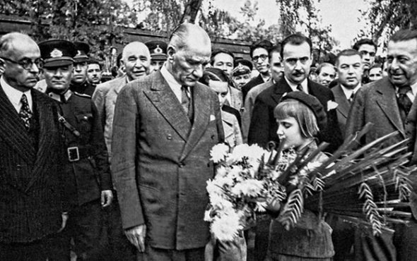Şu günlerde yokluğunu derinden hissettiğimiz Ata'mızı saygı ve minnetle anıyoruz.
