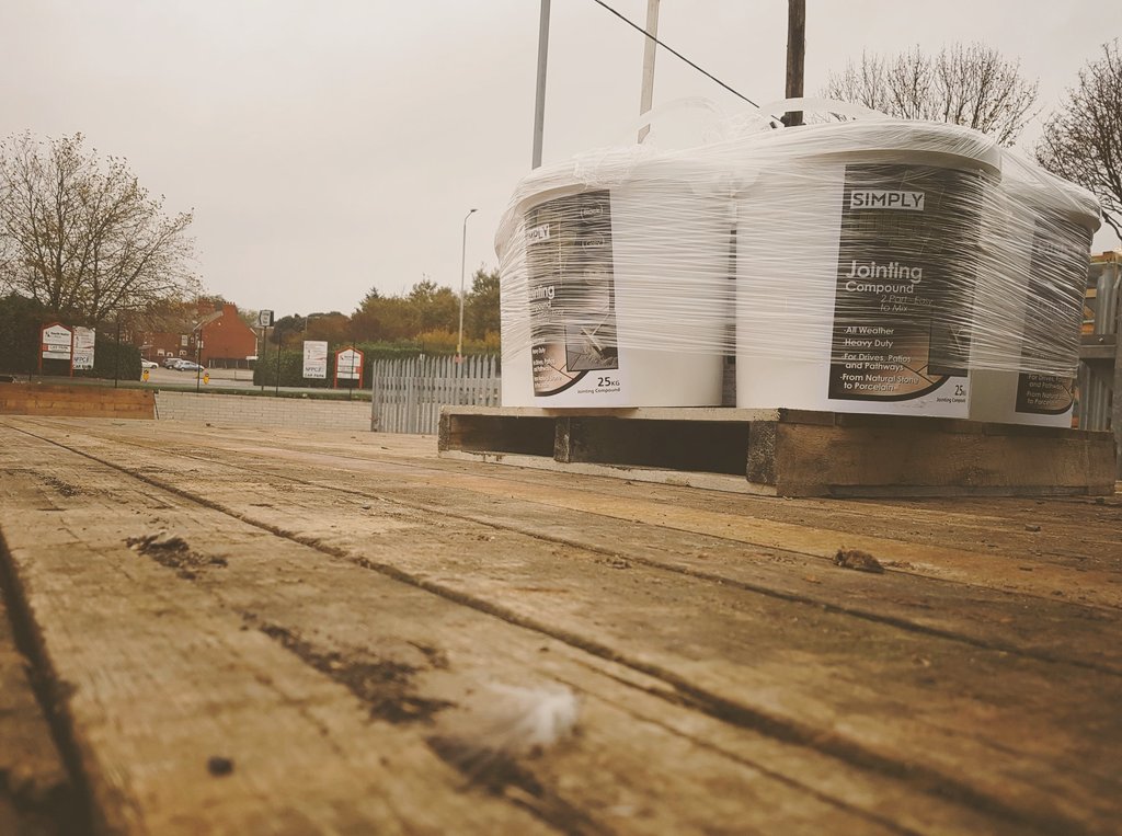 PSD_UK_LTD's tweet image. Simply Joint all alone on a artic trailer. Shame it's going to have 28 pallets Loaded behind it 😁
 #Simplyjoint #simplyjointers #landscaperschoice #allweatherjointingcompound #Buff #Grey #Black pavingstones.co.uk/grout-pointing…