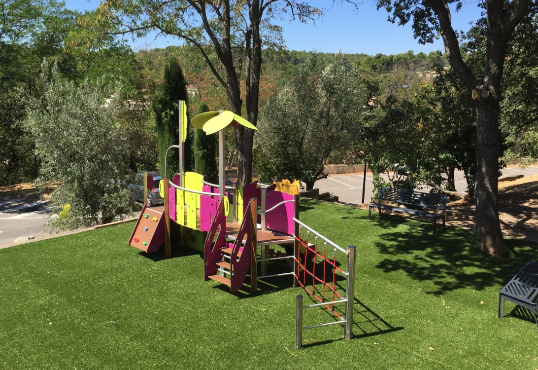 QualiCiteFrance's tweet photo. A Hauts-de-Venelles, les #enfants ont de quoi s'amuser 😜 Ils peuvent #grimper, se #balancer, #escalader, et #glisser 🤠 #AireDeJeux #jeu https://t.co/Yj9OexnLg9