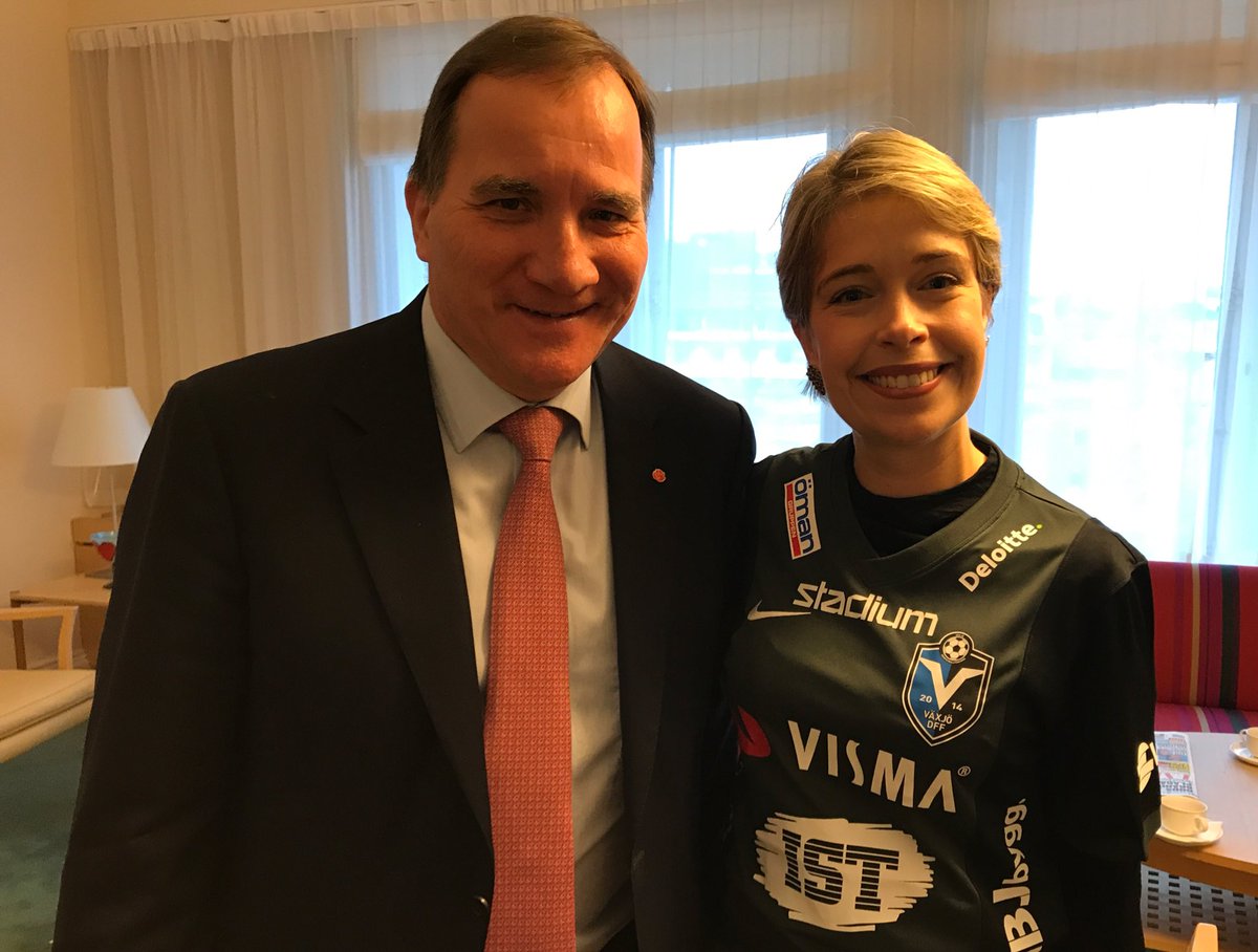 strandhall's tweet photo. Statsministern gillade tröjan jag fick av Växjö DFF igår. Laget går upp i allsvenskan. Vi pratade tabellen före regeringen idag. https://t.co/6gpKnbbxIj