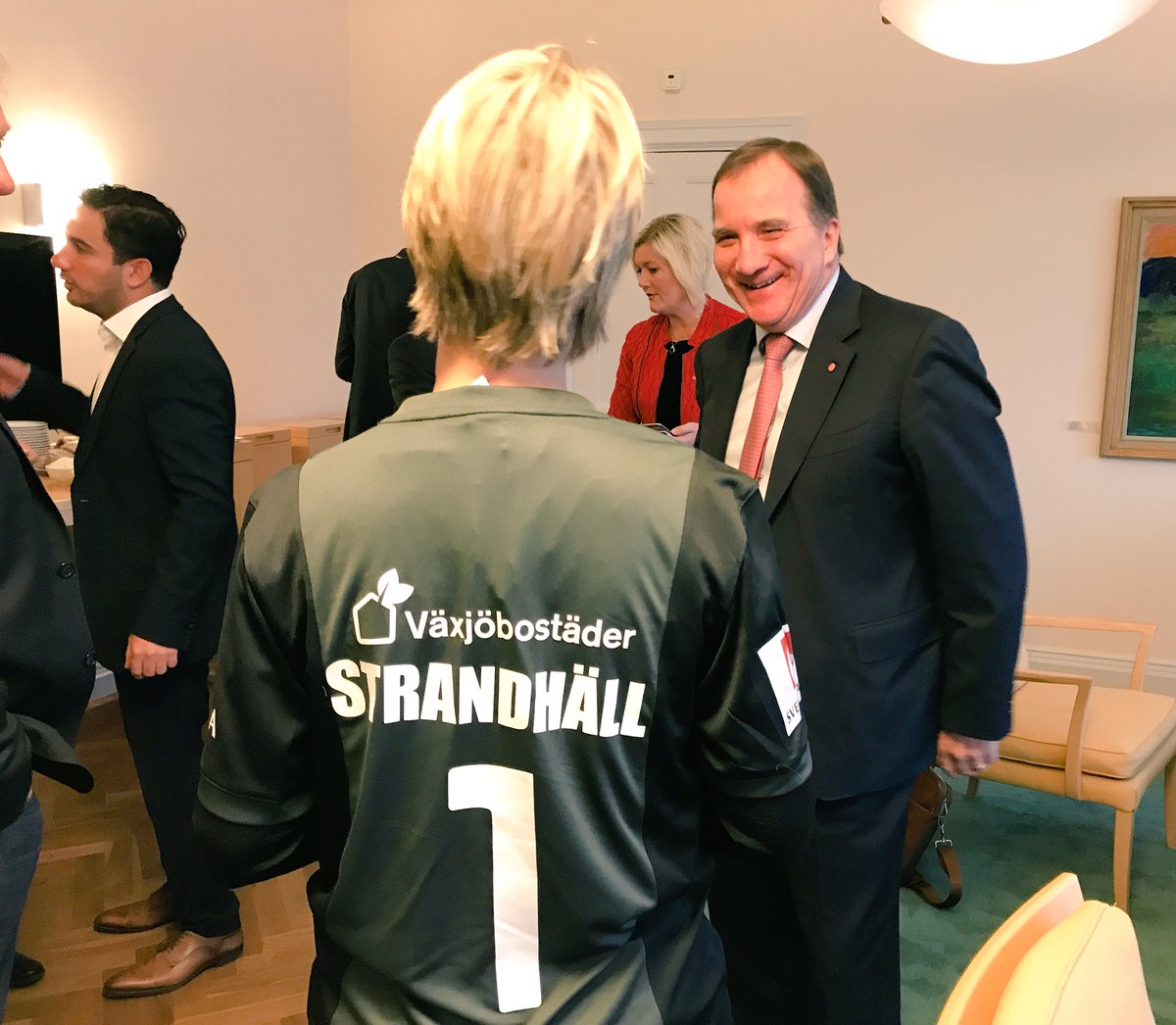 strandhall's tweet photo. Statsministern gillade tröjan jag fick av Växjö DFF igår. Laget går upp i allsvenskan. Vi pratade tabellen före regeringen idag. https://t.co/6gpKnbbxIj