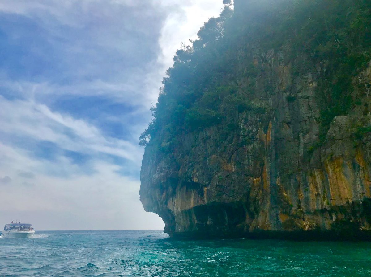 LiquidBassPro's tweet photo. 260 million years of Limestone history right in front of you!
#Limestone #cleanwater #picoftheday #beautifulscenes #Thailand #history https://t.co/fdzzg0vytG