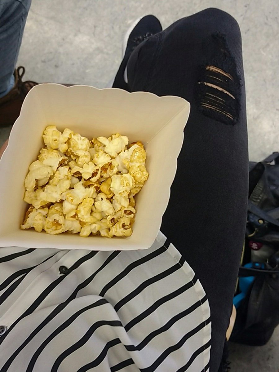 kkatiew_'s tweet photo. Ich hoffe auf gute Unterhaltung! #netflixandstudy #onkomm #okbc17 #wll https://t.co/qPGCsX7vg9