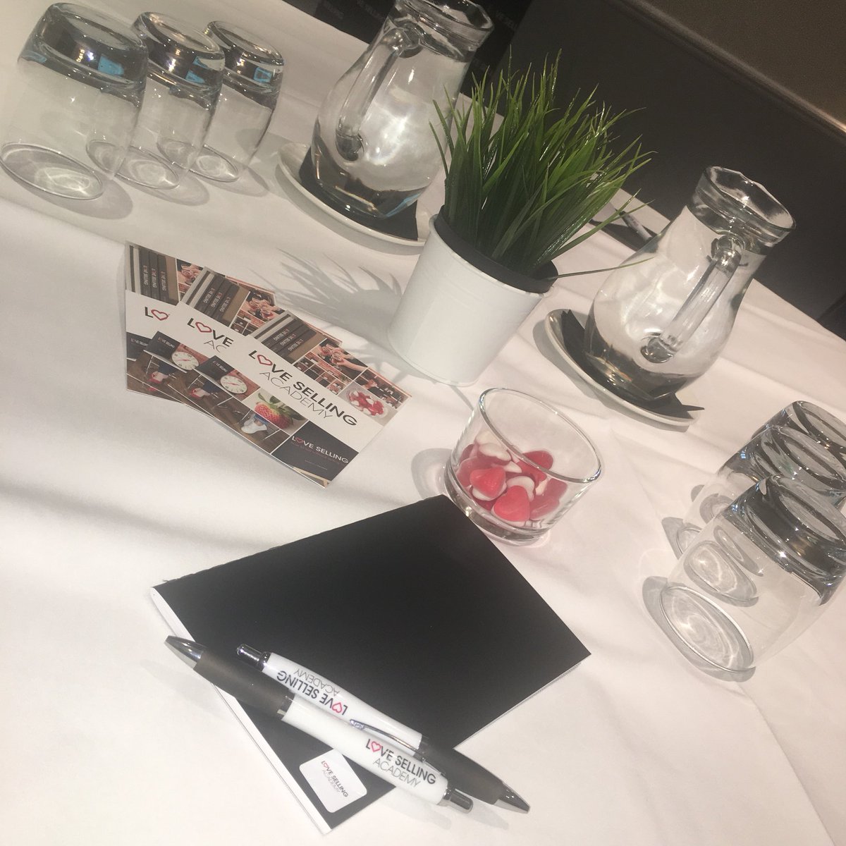 dhl_karab's tweet photo. Waiting for the @Love_Selling1 Seminar to begin with the Boss @KeelyPriestman - super excited 🙌🏼💎🚚 #LoveSelling #Sales https://t.co/lv5YgLF4NX