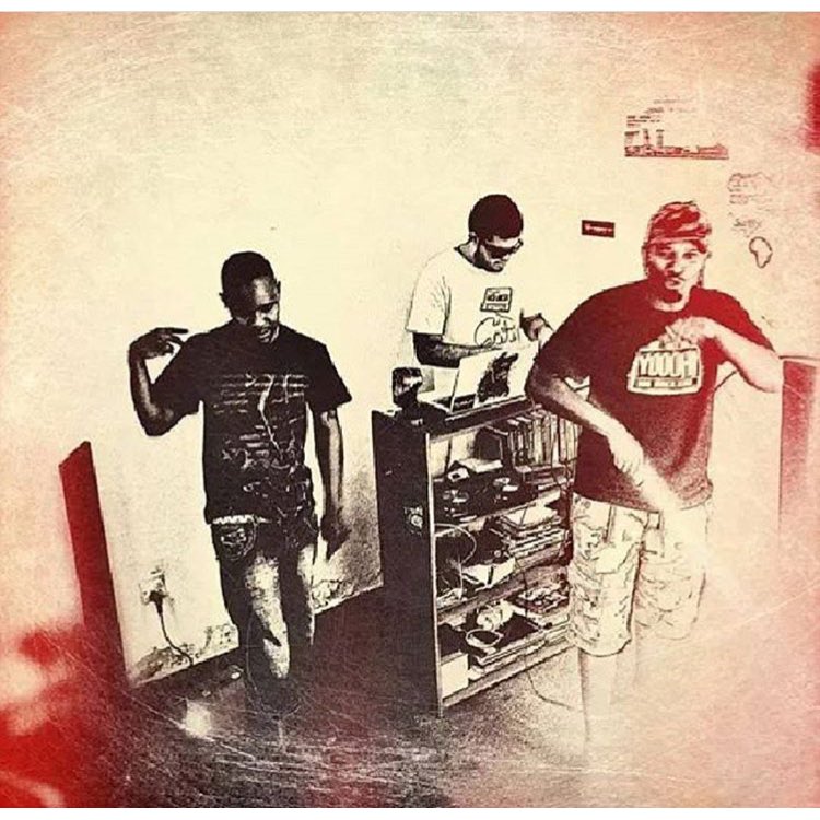 ChabaThomas's tweet photo. Thro back lenye uzito... #Tbt #Tupanyuma na #DarshPandit @waneneent akigonga mabifiti af na @jaymoefamous tukinena mitindo huru.....π₯π₯π₯ https://t.co/QF9Fo6CApH