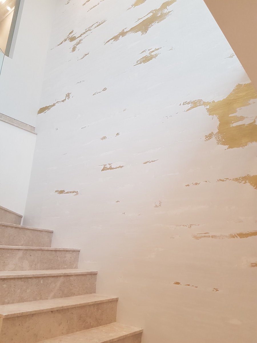 Lightly horizontal #stucco with elements of #marmorino and gold , #featurewall #polishedplaster #italianplaster #interiordesignlondon