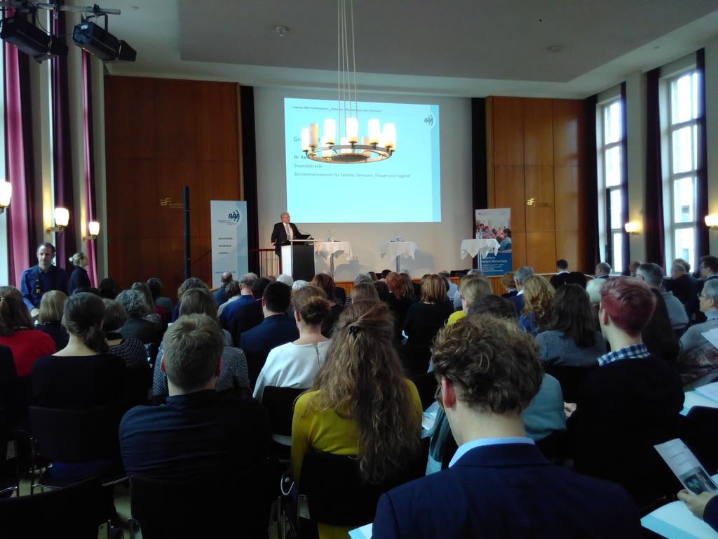 openTransfer's tweet photo. Full house beim @BBE_Info  Kongress mit dem kurzen Titel: PatInnen, MentorInnen und LotsInnen in der Unterstützung &amp; Integration von geflüchteten Menschen. #Twitter280Characters https://t.co/rBglehX0kY