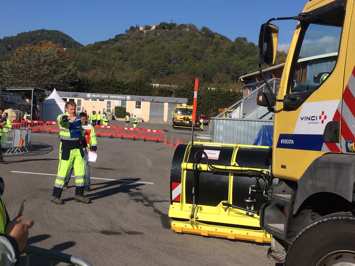 VINCIAutoroutes's tweet photo. 200 femmes &amp; #hommesenjaune experts en "viabilité hivernale" révisent leurs connaissances lors d'épreuves d'agilité et de précision. Ils sont prêts pour vous offrir les meilleures conditions de #circulation en hiver. #securite https://t.co/TOQnJF1iMX