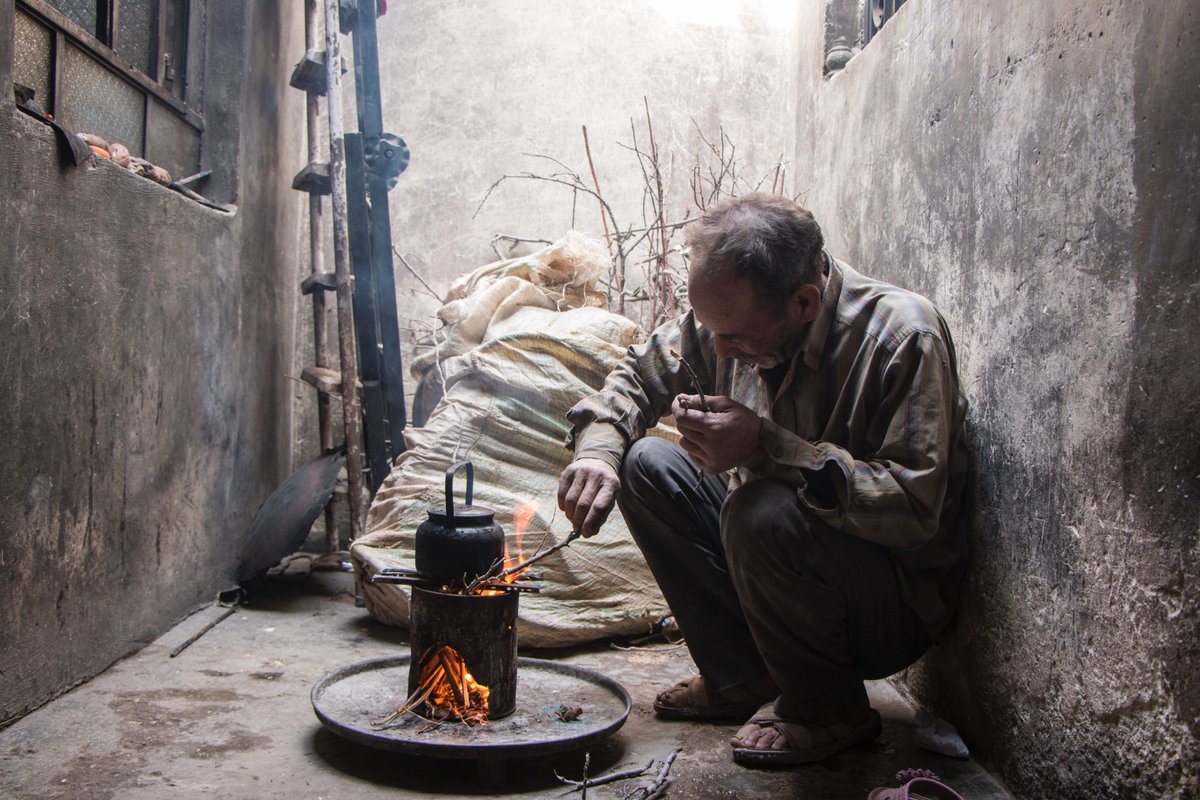 SyriaRelief's tweet photo. Four years under siege in #Ghouta. 
Food and medical supplies are non-existent.
£5 pounds can provide a meal for somebody living under siege in Syria. Please Donate. https://t.co/VAp7y2v0wW. https://t.co/SjepZUXlet