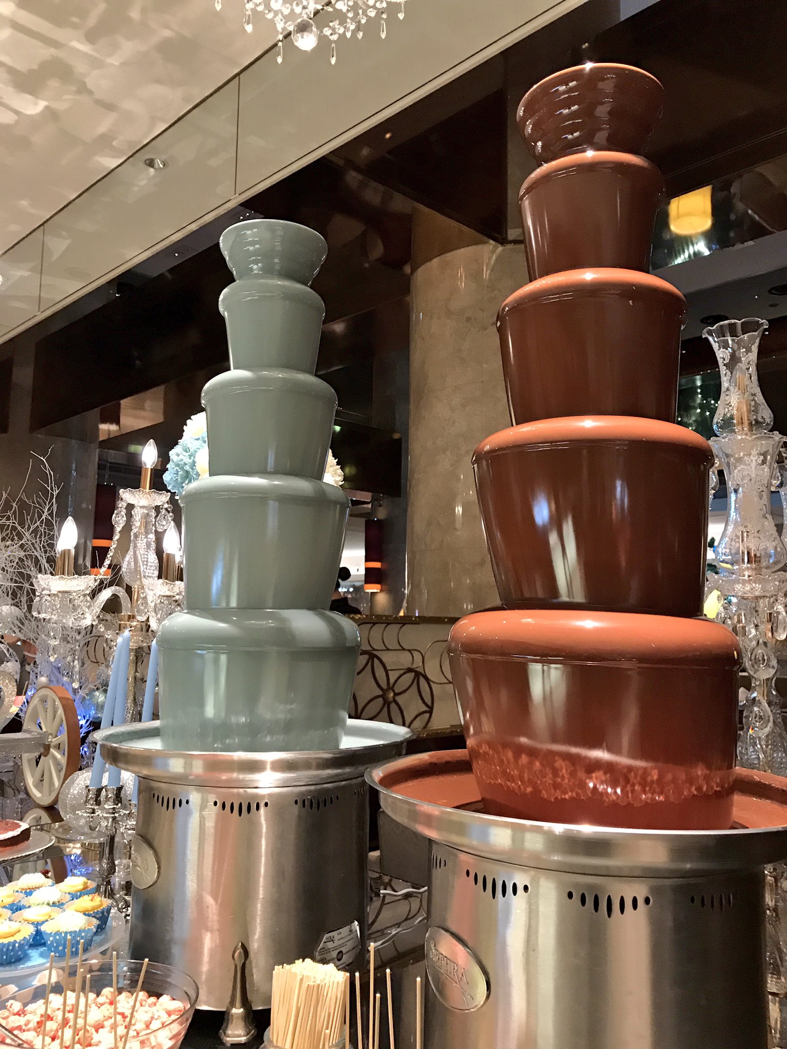 ヒルトン東京 公式 ヒルトン東京がまたいけないスイーツの塔を建てたようです チョコミントのチョコレートファウンテン これは チョコミント好きにきて欲しい O O またとんでもない塔をうちのホテルは建てたもんです ぜひチョコミント好きは来て